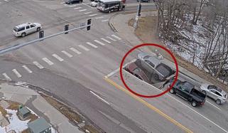 امریکا: سڑک اچانک دھنس گئی، سگنل پر کھڑی دو گاڑیاں گڑھے میں جا گریں