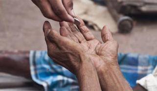 کراچی سے لکھ پتی گداگر گرفتار، بیگ سے 1 لاکھ سے زائد رقم برآمد 