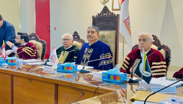 بینظیر بھٹو شہید یونیورسٹی لیاری کی سینیٹ کے اجلاس کا ایک منظر(فوٹو ریلیز)۔