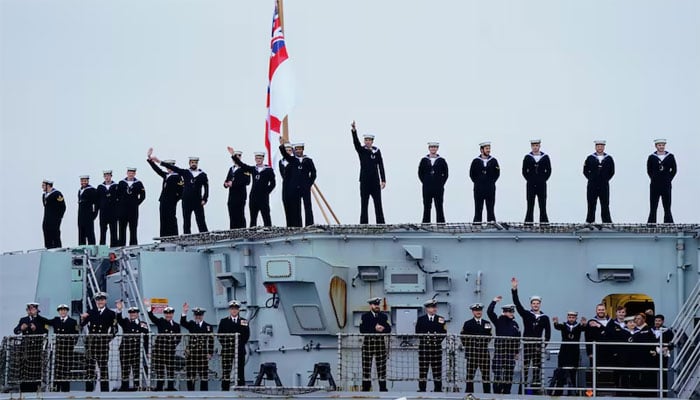 برطانوی بحریہ کے افسران الوداع کرتے ہوئے(تصویر سوشل میڈیا)۔