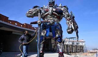 باصلاحیت پاکستانی فنکار نے کچرے کو خوبصورت مجسموں میں تبدیل کر دیا