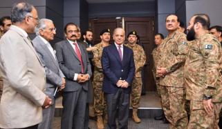 وزیرِ اعظم کا جی ایچ کیو کا دورہ، عسکری قیادت کی پاک افغان صورتحال پر بریفنگ