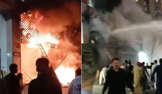 کراچی: کلفٹن دہلی کالونی کے قریب مارٹ میں آگ لگ گئی