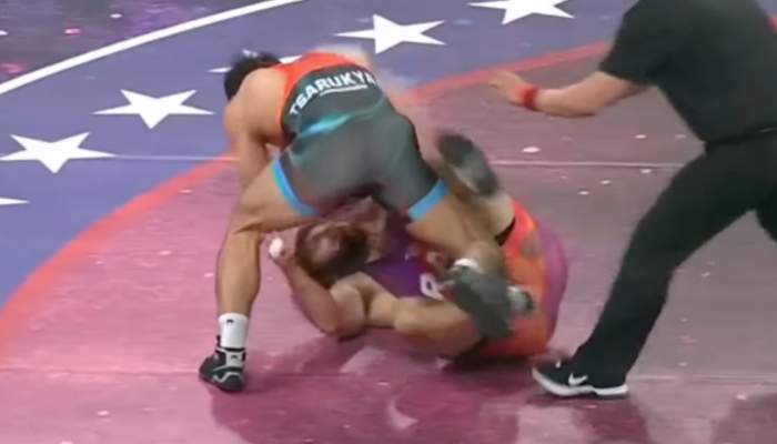 UFC star Arman Tsarukyan attacks opponent Georgio Poullas at RAF 6