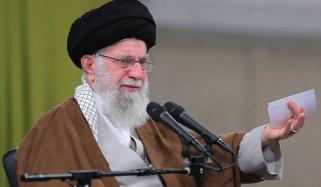 ایران کے سب سے طاقتور شخص آیت اللّٰہ خامنہ ای کون تھے؟ ان کی زندگی پر ایک نظر
