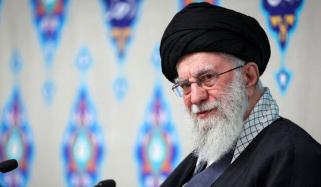 فیکٹ چیک: کیا سپریم لیڈر آیت اللّٰہ علی خامنہ ای کا جسدِ خاکی مل گیا؟ وائرل تصویر کی حقیقت سامنے آگئی