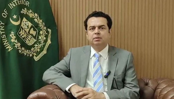 بات چیت سے قبل ان کو پہلے بہنوں کی غلامی سے نکلنا ہوگا، طلال چوہدری - فوٹو: فائل