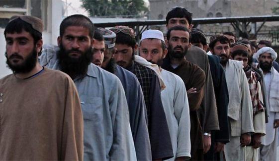 پشاور: طورخم بارڈر بند ہونے پر غیر قانونی مقیم افغانیوں کیخلاف کریک ڈاؤن عارضی طور پر روک دیا گیا