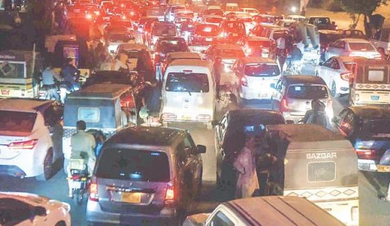 کراچی: امریکی قونصلیٹ کی سیکیورٹی کیلئے سڑکیں بند، ٹریفک کا شدید دباؤ رہا