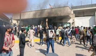 کراچی میں امریکی قونصلیٹ پر دھاوا بولنے والے مظاہرین پر میرینز نے فائرنگ کی: امریکی حکام