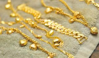 لاہور: پہلے دن کام پر آئی ملازمہ 80 لاکھ مالیت کے زیورات، گھڑیاں چرا کر فرار 