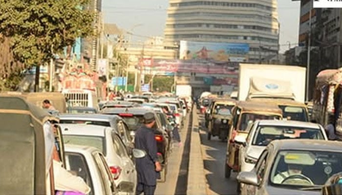 کراچی: ایم ٹی خان روڈ بند ہونے سے اطراف کی شاہراہوں پر ٹریفک کا شدید دباؤ