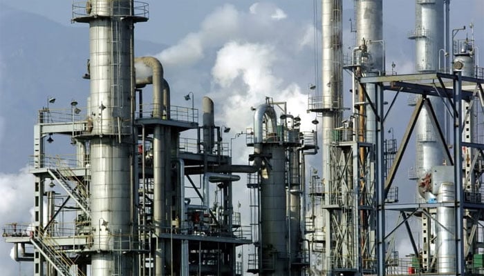 چیں میں کام کرنے والی ایک ریفائنری(فائل فوٹو)۔