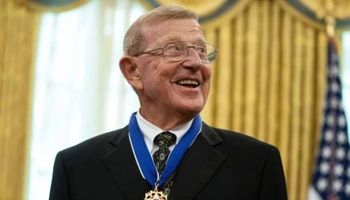 Lou Holtz, legendary Notre Dame coach, passes away at 89
