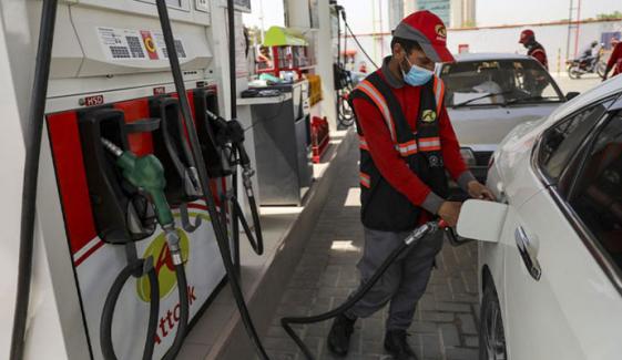 پیٹرولیم مصنوعات کی قیمتیں 15 دن کے بجائے ہفتہ وار ریوائز کرنے کی تجویز