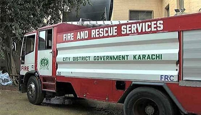 کراچی کے علاقے گلستان جوہر میں نجی بینک میں آگ کی اطلاع