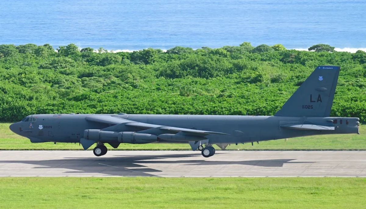 US B-1 bomber lands in UK base after Trump demands unconditional surrender