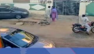 کراچی میں ڈاکوؤں نے خاتون ٹیچر کو لوٹ لیا، ویڈیو سامنے آگئی 