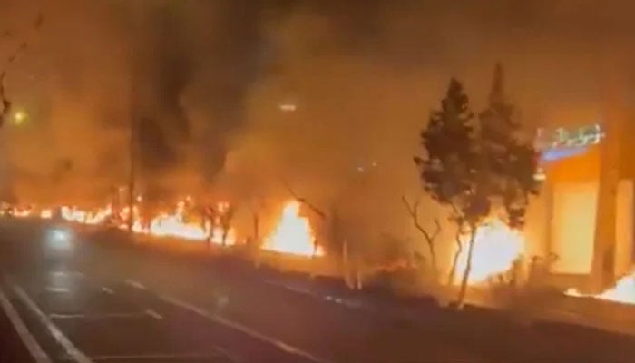 اسرائیل کا تہران میں آئل ڈپو پرحملہ ، تیل بہنے سے سڑکوں پر آگ کی ندی بہنے لگی