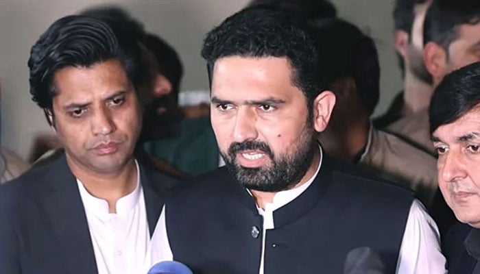 پیٹرول کی مد میں موٹر سائیکل والوں کیلئے 2200 روپے کا اعلان کرتے ہیں، سہیل آفریدی