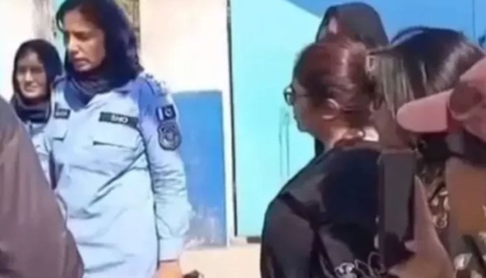 عورت مارچ کی زیر حراست خواتین پر کوئی مقدمہ درج نہیں، وکیل