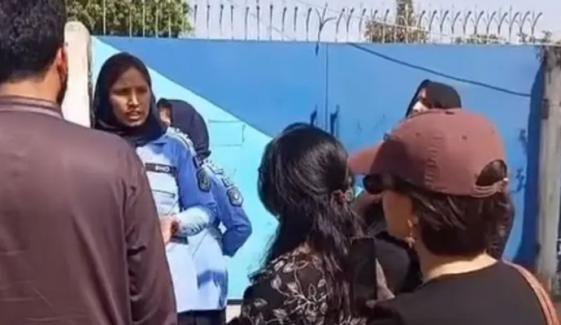 اسلام آباد: عورت مارچ کی کچھ خواتین کو پولیس نے گرفتار کرلیا