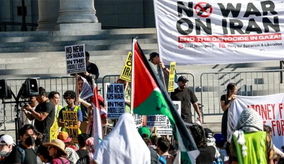 ایران پر جنگ مسلط کرنے کے خلاف امریکا میں لوگ سڑکوں پر نکل آئے