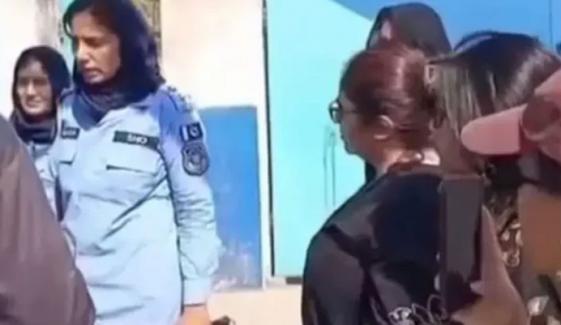 عورت مارچ کی زیر حراست خواتین پر کوئی مقدمہ درج نہیں، وکیل