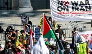  ایران پر جنگ مسلط کرنے کے خلاف امریکا میں لوگ سڑکوں پر نکل آئے