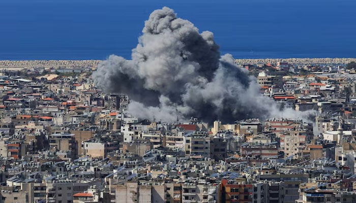 بیروت کے جنوبی علاقے پر پیر کو ہونے والے ایک اسرائیلی فضائی حملے کے بعد ایک رہائشی علاقے سے دھواں اٹھ رہا ہے(تصویر سوشل میڈیا)۔