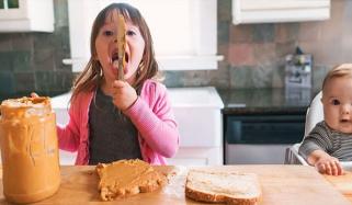 اگر بڑے بہن بھائی مونگ پھلی کھاتے ہوں تو چھوٹے بہن بھائی میں الرجی کا خطرہ بڑھ سکتا ہے، مطالعہ