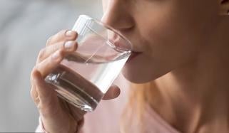 جسم میں پانی کی کمی سے کئی عوارض لاحق ہوسکتے ہیں، ماہرین صحت