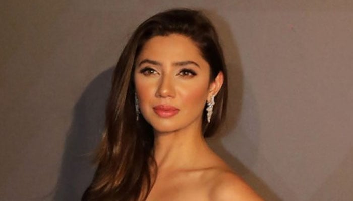 Mahira Khan introduces ‘Aag Lagay Basti Mein’ fiery character in unique style