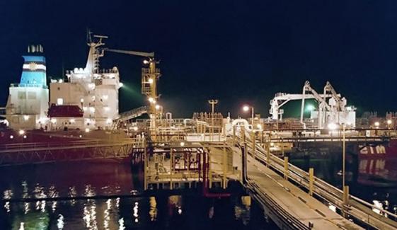 قیمتیں بڑھنے کے فوری بعد پورٹ قاسم پر پیٹرول سے لدے 4 جہاز آگئے