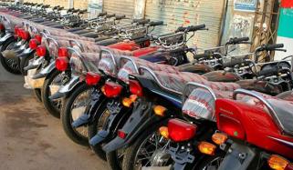 کراچی: گڈاپ ٹاؤن میں ٹرک پر لدی ڈھائی کروڑ روپے مالیت کی 74 موٹرسائیکلیں جل گئیں