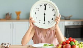 سونے سے 3 گھنٹے پہلے کھانا چھوڑنے سے بلڈ پریشر و شوگر میں بہتری ممکن: نئی تحقیق