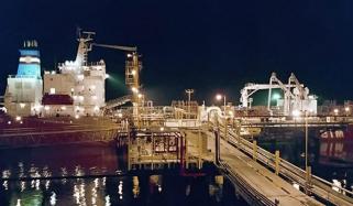 قیمتیں بڑھنے کے فوری بعد پورٹ قاسم پر پیٹرول سے لدے 4 جہاز آگئے