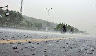 لاہور سمیت پنجاب کے مختلف اضلاع میں بارش اور ژالہ باری