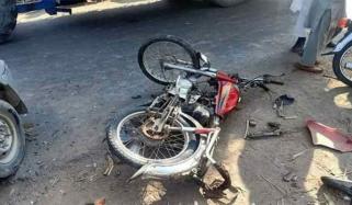 کراچی: منگھوپیر میں ٹرک کی موٹرسائیکل کو ٹکر، 1 بچہ جاں بحق