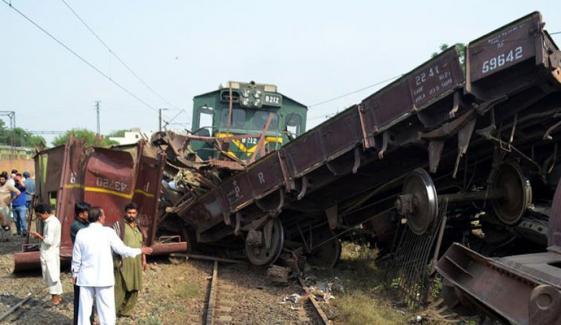 نوشہرو فیروز: شالیمار ایکسپریس کھڑی مال گاڑی سے ٹکرا گئی