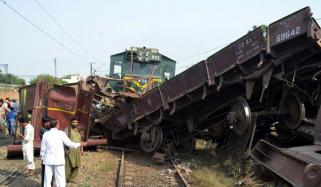 نوشہرو فیروز: شالیمار ایکسپریس کھڑی مال گاڑی سے ٹکرا گئی