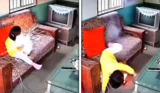 چین میں بچی کے ہاتھ میں موبائل فون پھٹ گیا، ویڈیو وائرل