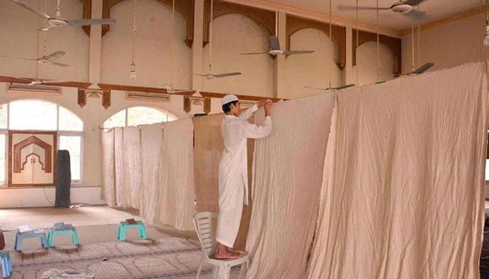 کیا اعتکاف کے دوران ضرورت کے تحت باہر نکلا جاسکتا ہے؟