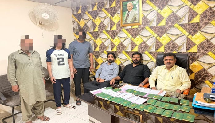 کراچی: ایف آئی اے نے 33 خواتین کی بیرون ملک اسمگلنگ کی کوشش ناکام بنادی، 4 ملزمان گرفتار