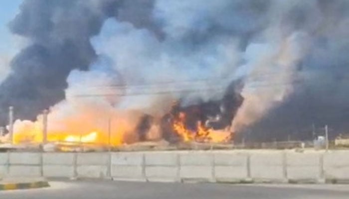 گزشتہ روز ایران کے پارس گیس فیلڈ پر اسرائیلی حملے کا بعد ایک منظر، جس کے بعد توانائی کی قیمتوں میں خاطر خواہ اضافہ ہوا ہے(تصویر دی گارجیئن لندن)۔