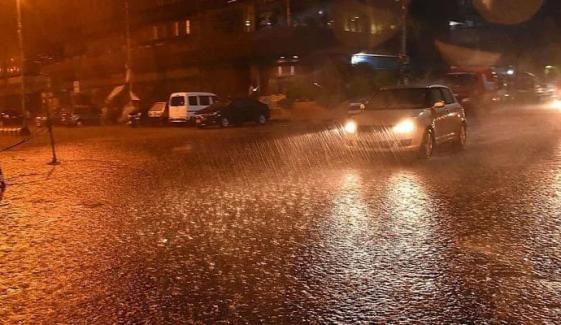 حیدرآباد میں تیز بارش، نشیبی علاقوں میں پانی جمع