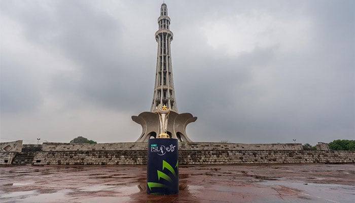 انفینیٹی ٹرافی کی 11 مارچ کو نیشنل سٹیڈیم کراچی میں رونمائی کی گئی تھی، فوٹو: سوشل میڈیا۔پی ایس یل