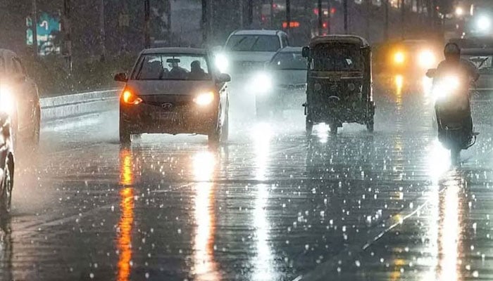 لاہور میں رات گئے بارش اور ژالہ باری، خنکی مزید بڑھ گئی