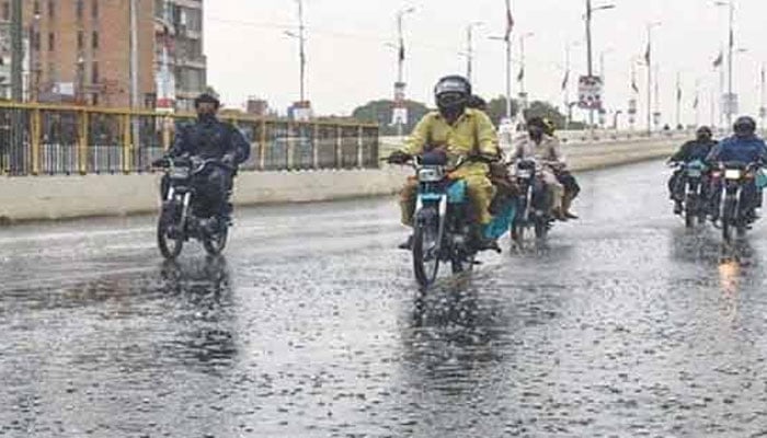 کراچی کے مختلف علاقوں میں صبح سویرے گرج چمک کے ساتھ بارش