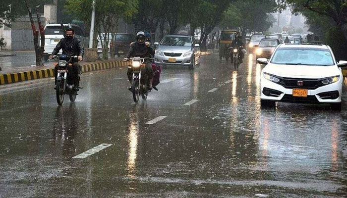 کراچی کے مختلف علاقوں میں صبح سویرے گرج چمک کے ساتھ بارش